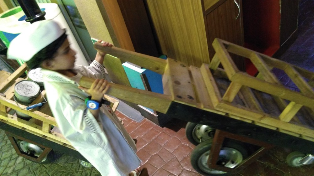 A dabbawala Being a dabbawala (relishingrascal.wordpress.com)